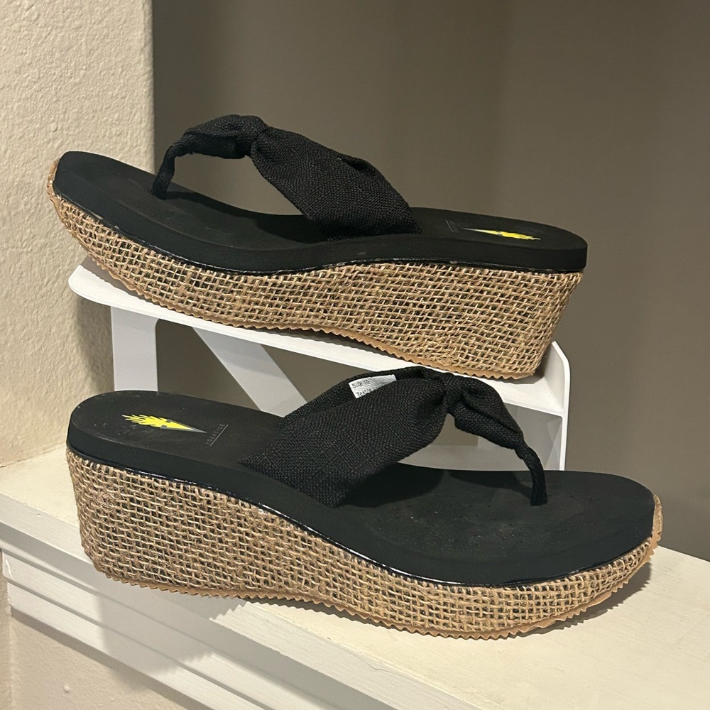 Volatile Tulane Sandals Womens Sz. 10 Black/tan Platform Wedge Flip Flop Sandal